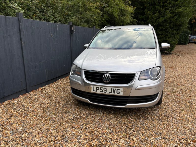 VOLKSWAGEN TOURAN