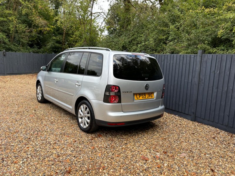 VOLKSWAGEN TOURAN