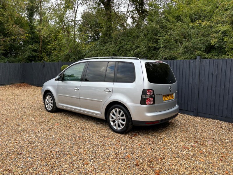 VOLKSWAGEN TOURAN