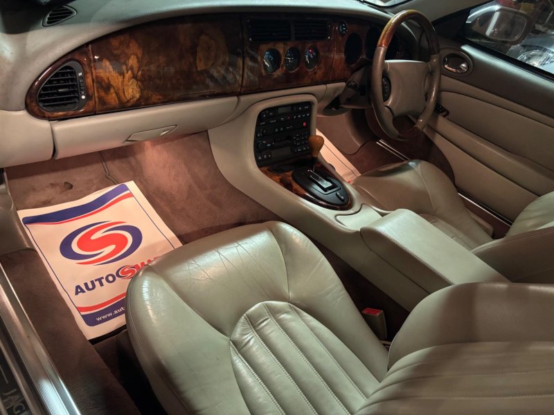 JAGUAR XK8