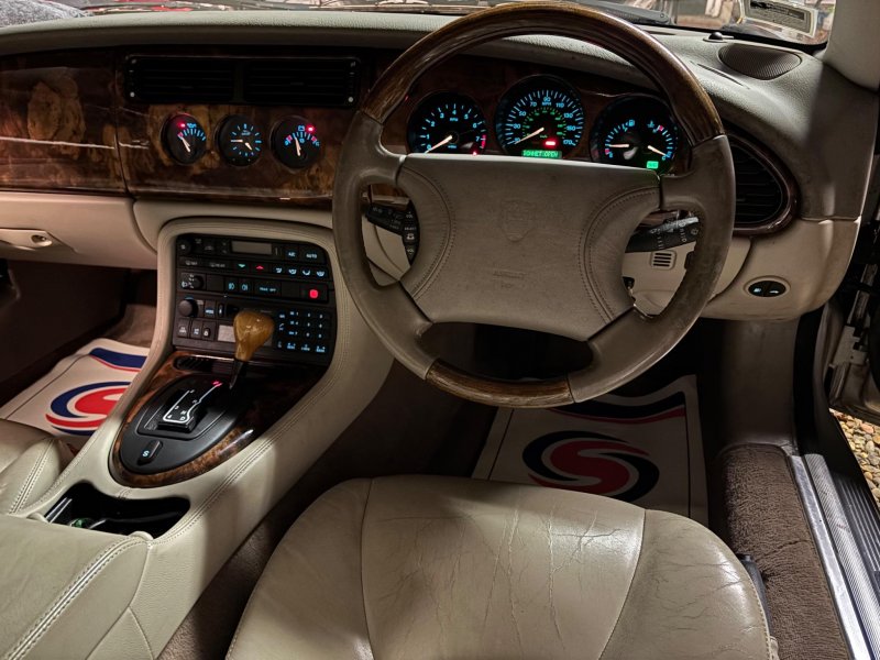 JAGUAR XK8