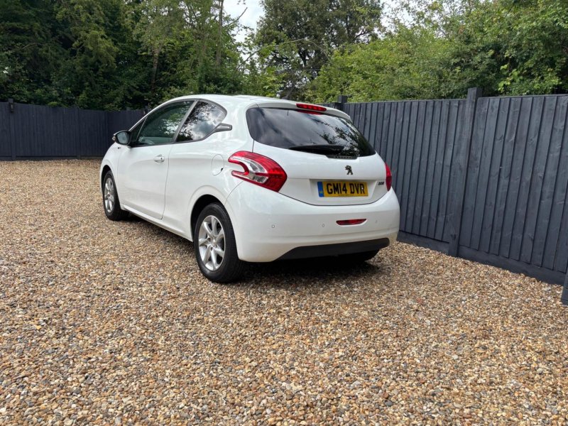 PEUGEOT 208