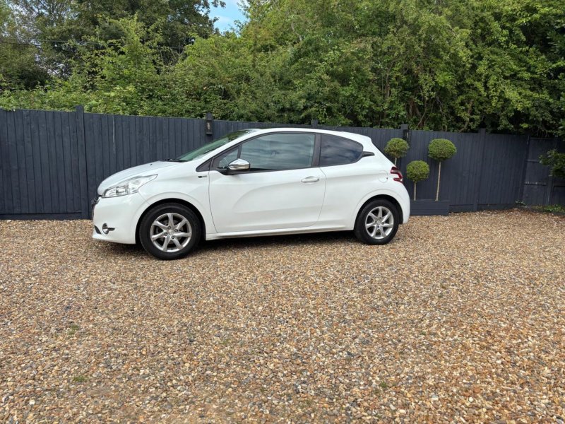 PEUGEOT 208