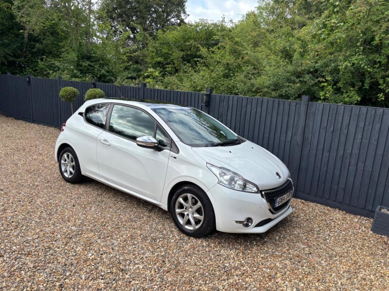 PEUGEOT 208