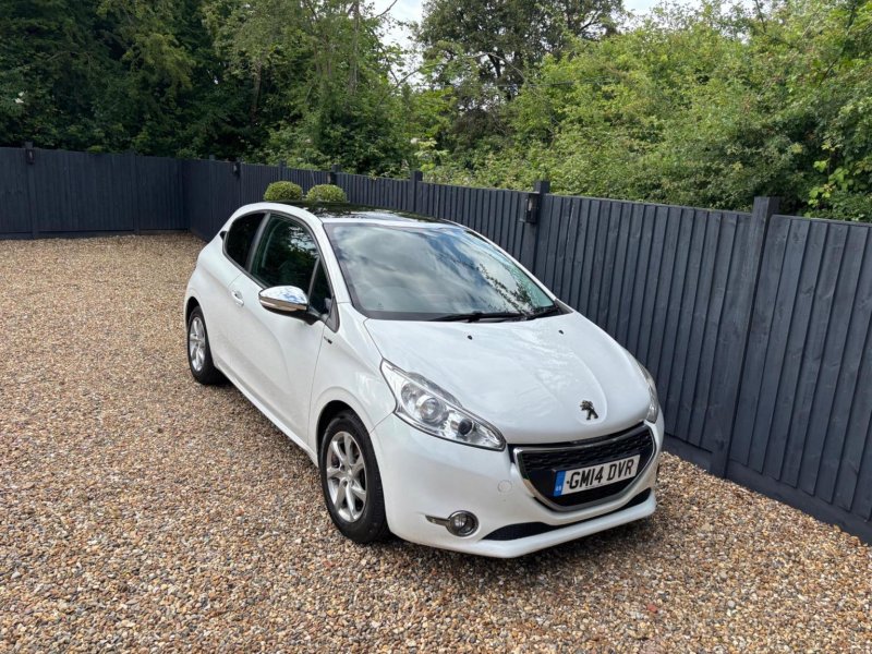 PEUGEOT 208