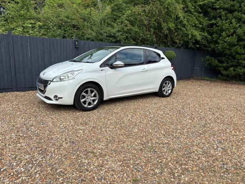PEUGEOT 208